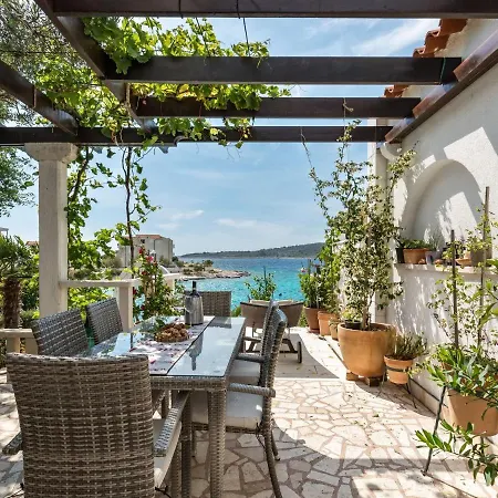 Front Vacation Home, Private Beach, Boat - Holiday home