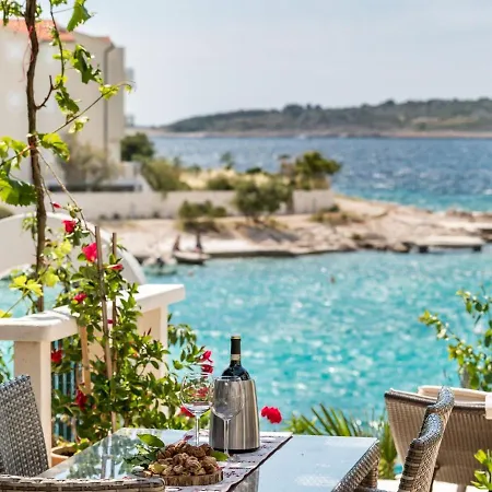 Front Vacation Home, Private Beach, Boat - *
