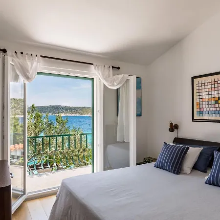 Front Vacation Home, Private Beach, Boat - *