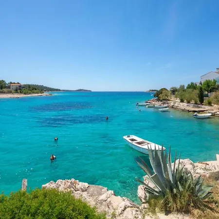 Front Vacation Home, Private Beach, Boat - Holiday home Zaglavice